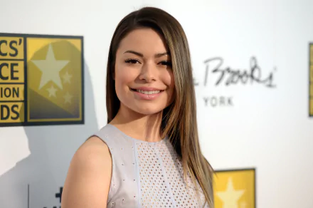 Celebrity Miranda Cosgrove HD Desktop Wallpaper | Background Image
