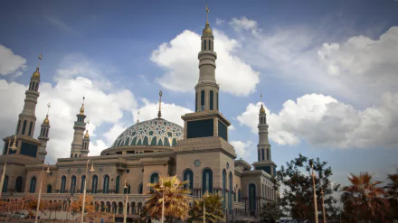 A stunning view of the Samarinda Islamic Center in East Kalimantan, Indonesia, showcasing its majestic architecture against a backdrop of blue skies.