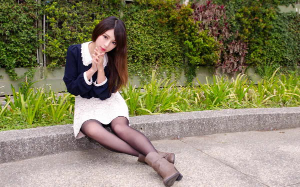 Taiwanese Asian model Julie Chang (Zhang Qi Jun) posing outdoors in stylish attire, captured in a 4K Ultra HD desktop wallpaper background.