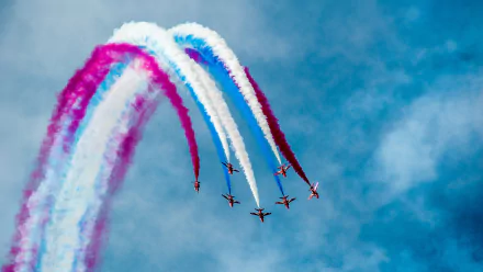 A 4K Ultra HD wallpaper of military aircraft flying in formation, trailing red, white, and blue smoke during an air show against a clear blue sky.