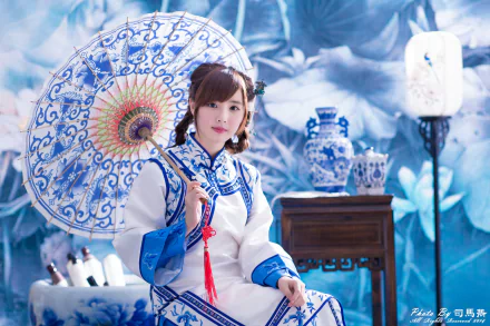 lantern vase umbrella traditional costume Taiwanese asian model woman Yu Chen Zheng HD Desktop Wallpaper | Background Image