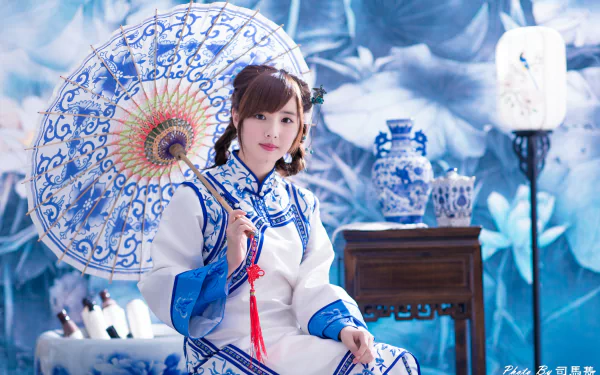 A Taiwanese woman model, Yu Chen Zheng, in traditional costume holds a decorative umbrella, surrounded by a lantern and vase, set in a detailed 4K Ultra HD desktop wallpaper.