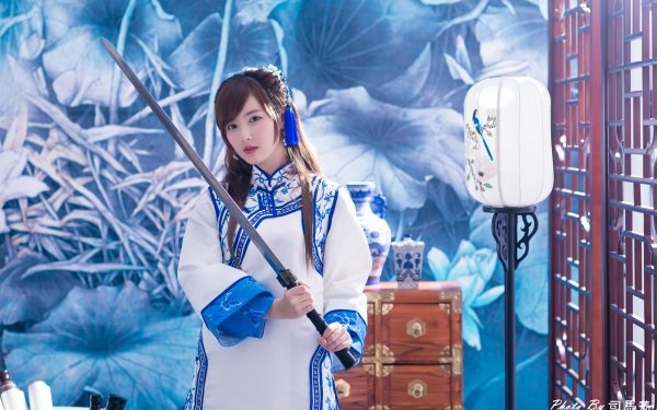 Women Yu Chen Zheng Models Taiwan Model Asian Taiwanese Traditional Costume Sword Lantern HD Wallpaper | Background Image