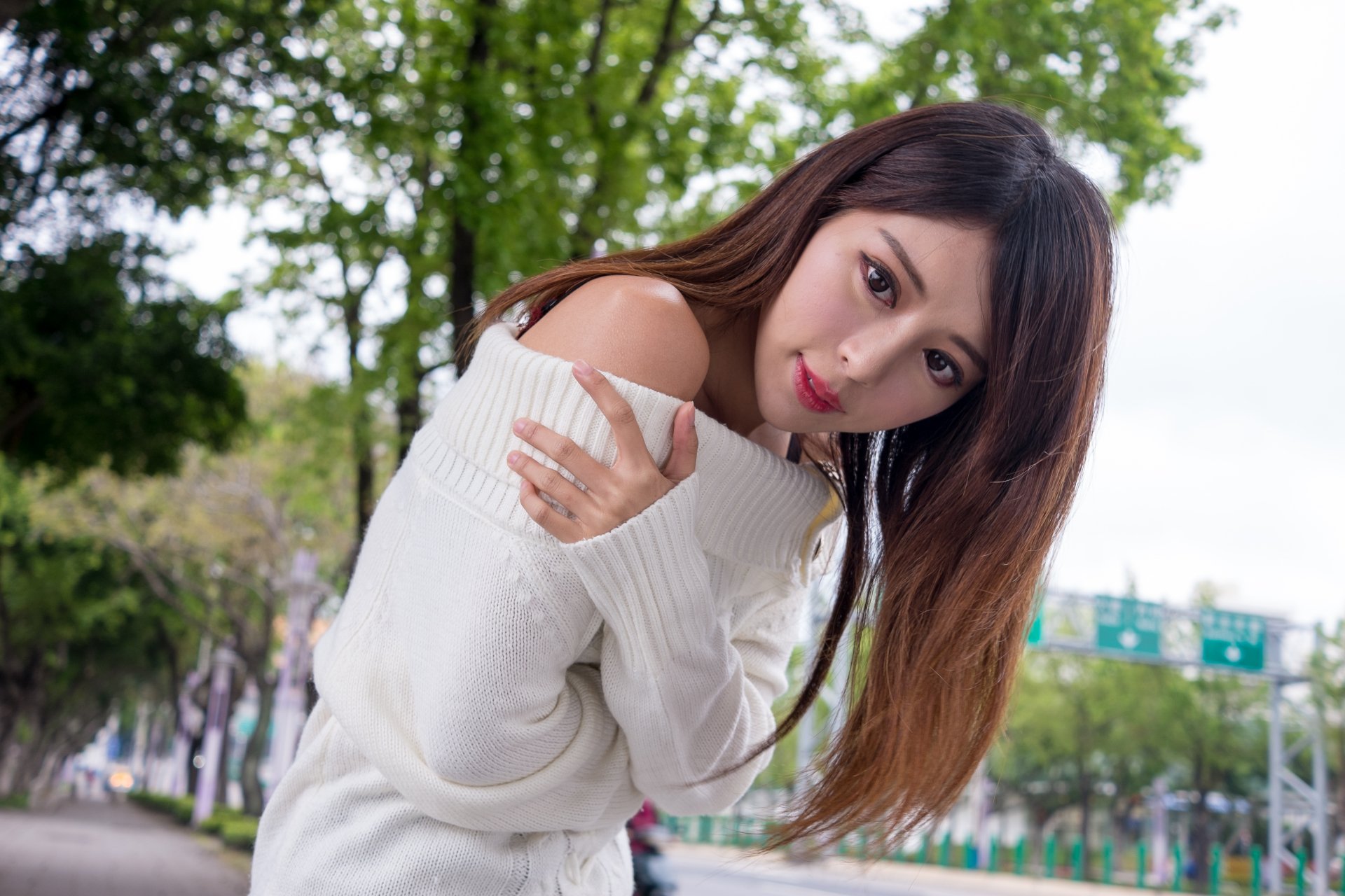Portrait of Taiwanese model Julie Chang (Zhang Qi Jun) posing outdoors in a white sweater, featured in a 4K Ultra HD PC desktop wallpaper.