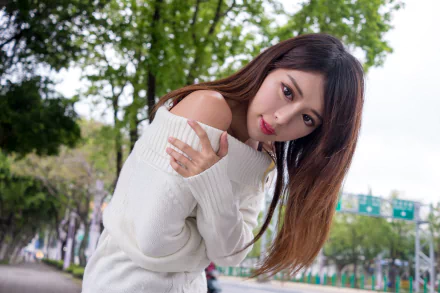 Portrait of Taiwanese model Julie Chang (Zhang Qi Jun) posing outdoors in a white sweater, featured in a 4K Ultra HD PC desktop wallpaper.