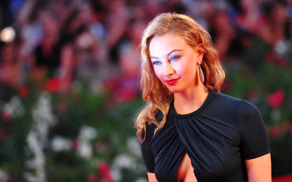 HD desktop wallpaper featuring Canadian actress Sarah Gadon with blonde hair and striking blue eyes at a public event.