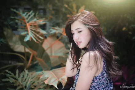 A high-definition wallpaper featuring a Taiwanese model, tagged as Chén Sīyǐng, with long hair, posing outdoors amidst lush green foliage.