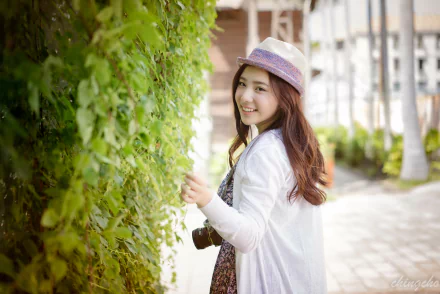 depth of field smile camera hat Taiwanese asian model woman Chén Sīyǐng HD Desktop Wallpaper | Background Image