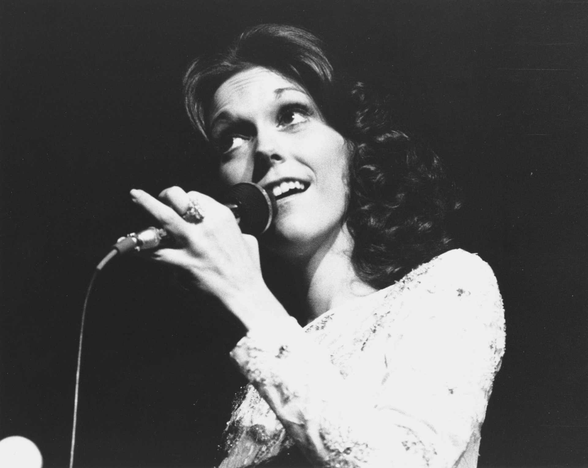 Beyond The Music The Last Days And Burial Of Karen Carpenter - v449t7i