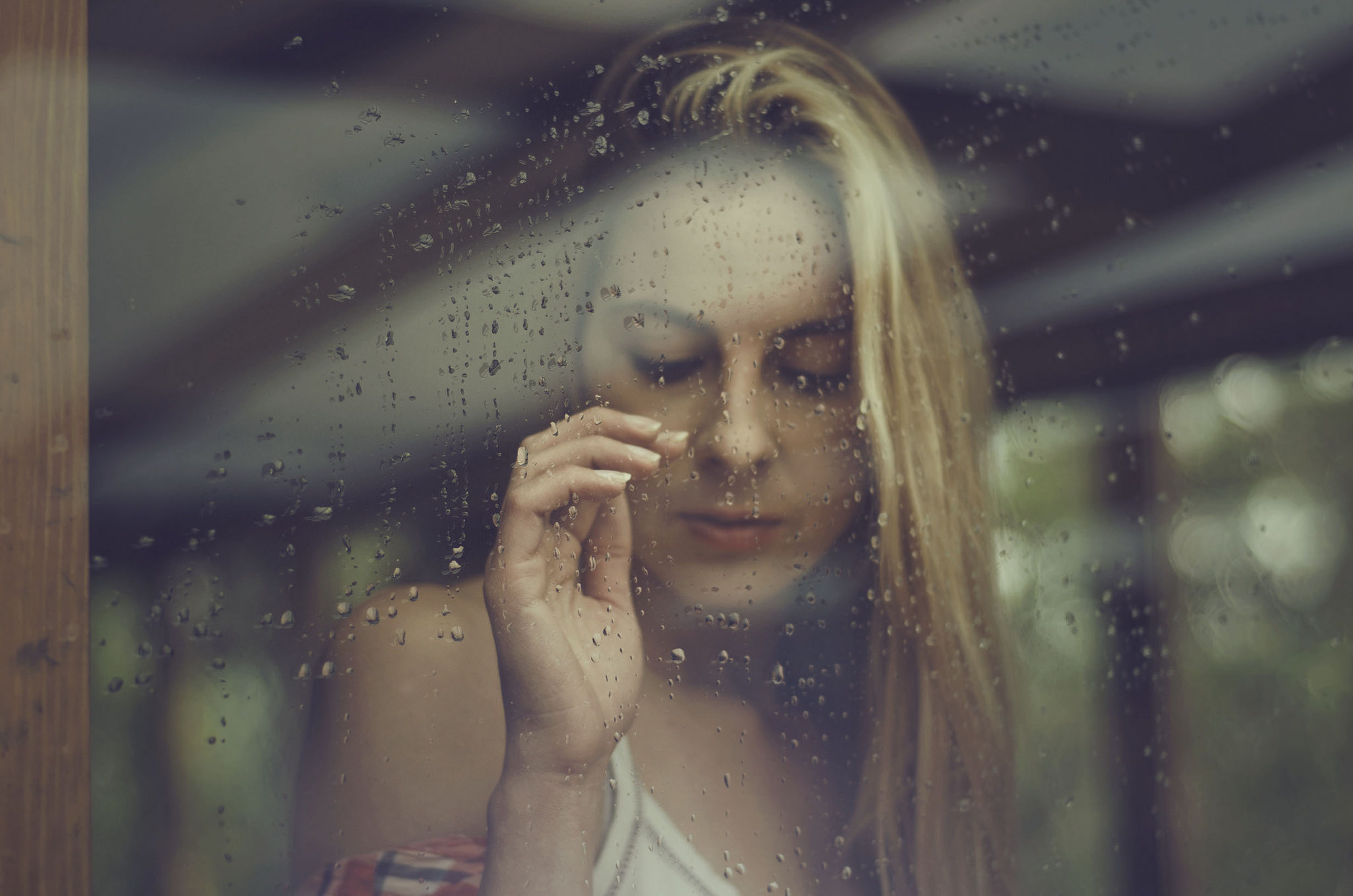 Слезы под дождем. Девушка у окна дождь. Блондинка плачет. Девушка за стеклом плачет. Девушка плачет у окна.