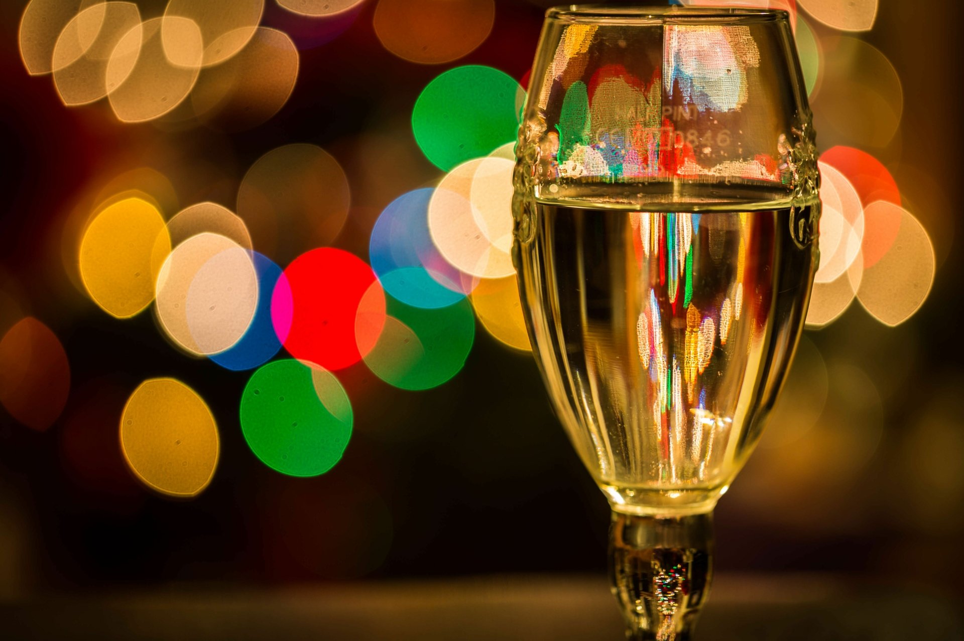 A 4K Ultra HD desktop wallpaper featuring a close-up of a wine glass with colorful bokeh lights in the background, highlighting food and wine themes.