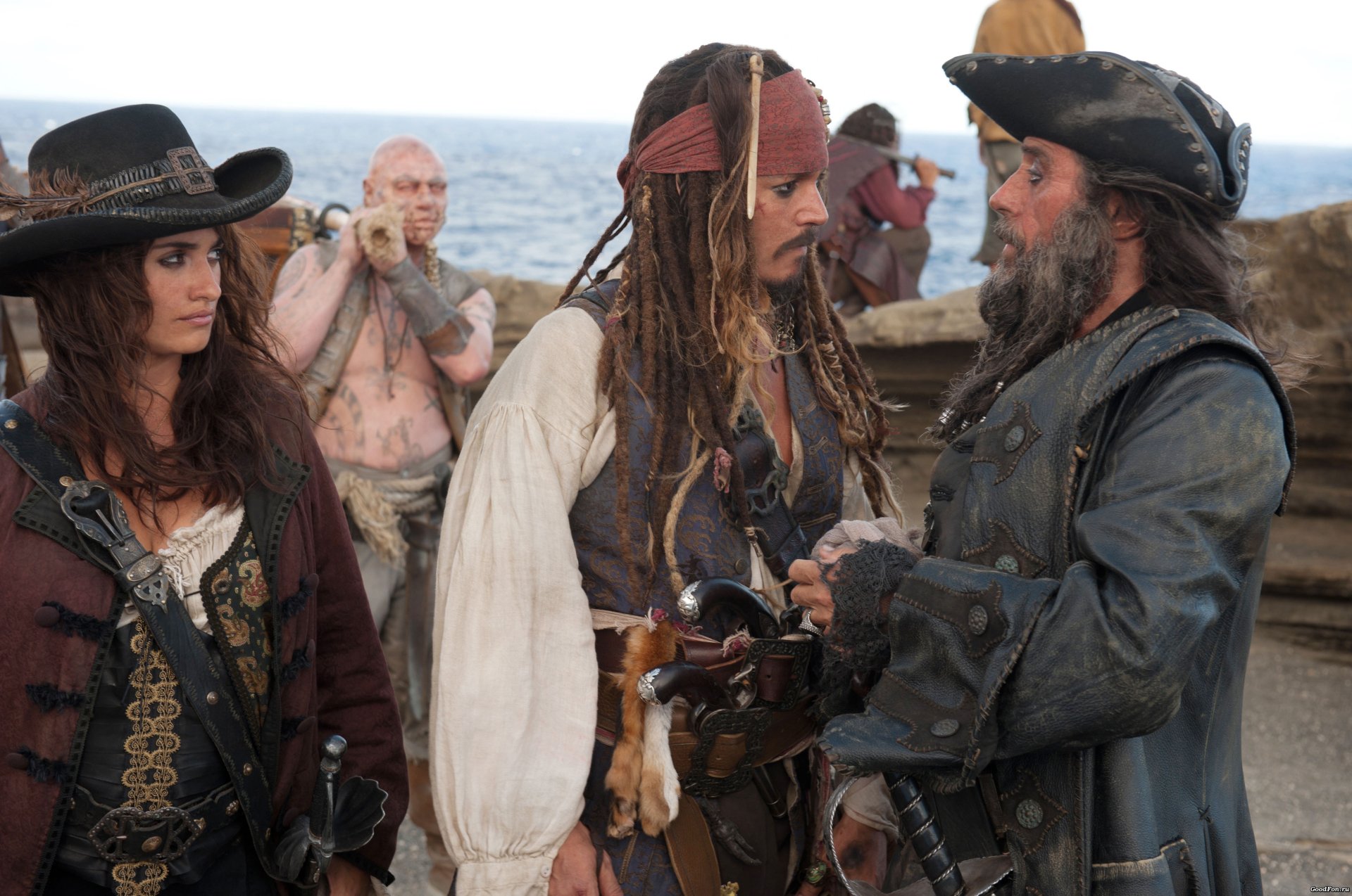 4K Ultra HD wallpaper featuring Blackbeard, Angelica Teach (Penelope Cruz), Jack Sparrow (Johnny Depp), and Ian McShane in Pirates of the Caribbean: On Stranger Tides.