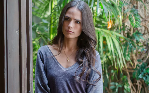 Mia Toretto, portrayed by Jordana Brewster, gazes thoughtfully amidst lush greenery in this HD wallpaper inspired by the movie Furious 7.