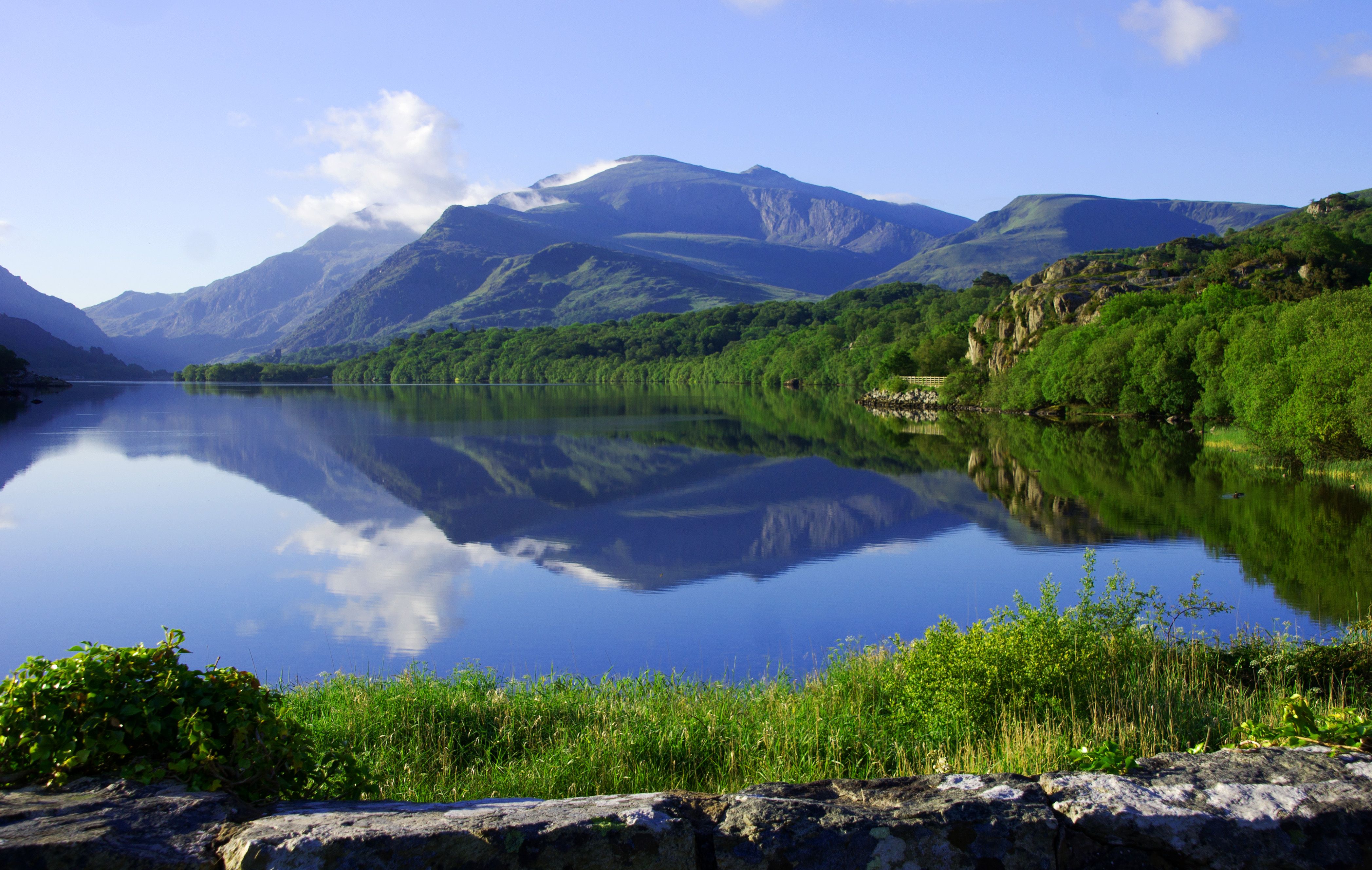 Горы какие река какая. Llyn Padarn. Сноудония озеро. Уэльс озера. Сноудония реки.