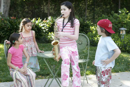 Celebrity Miranda Cosgrove HD Desktop Wallpaper | Background Image