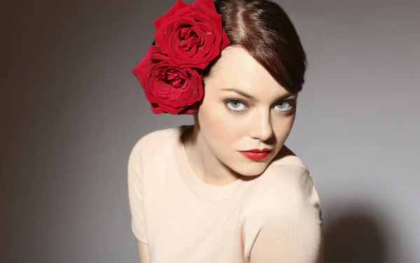 4K Ultra HD desktop wallpaper featuring celebrity Emma Stone with red roses in her hair, wearing a light beige top against a neutral background.