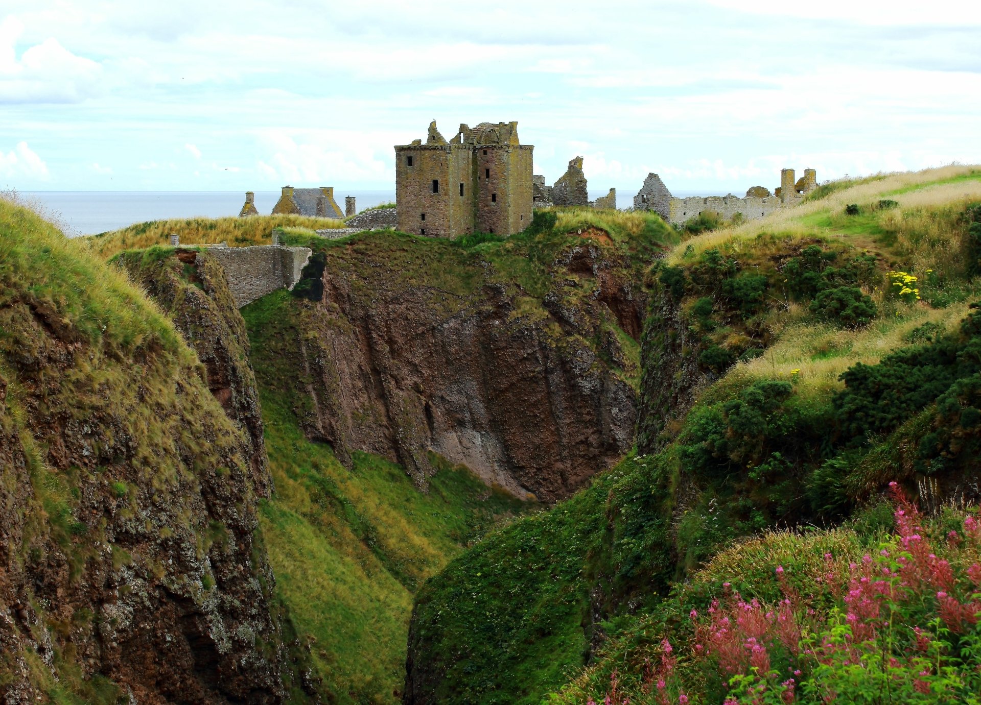 Download Man Made Dunnottar Castle 4k Ultra HD Wallpaper