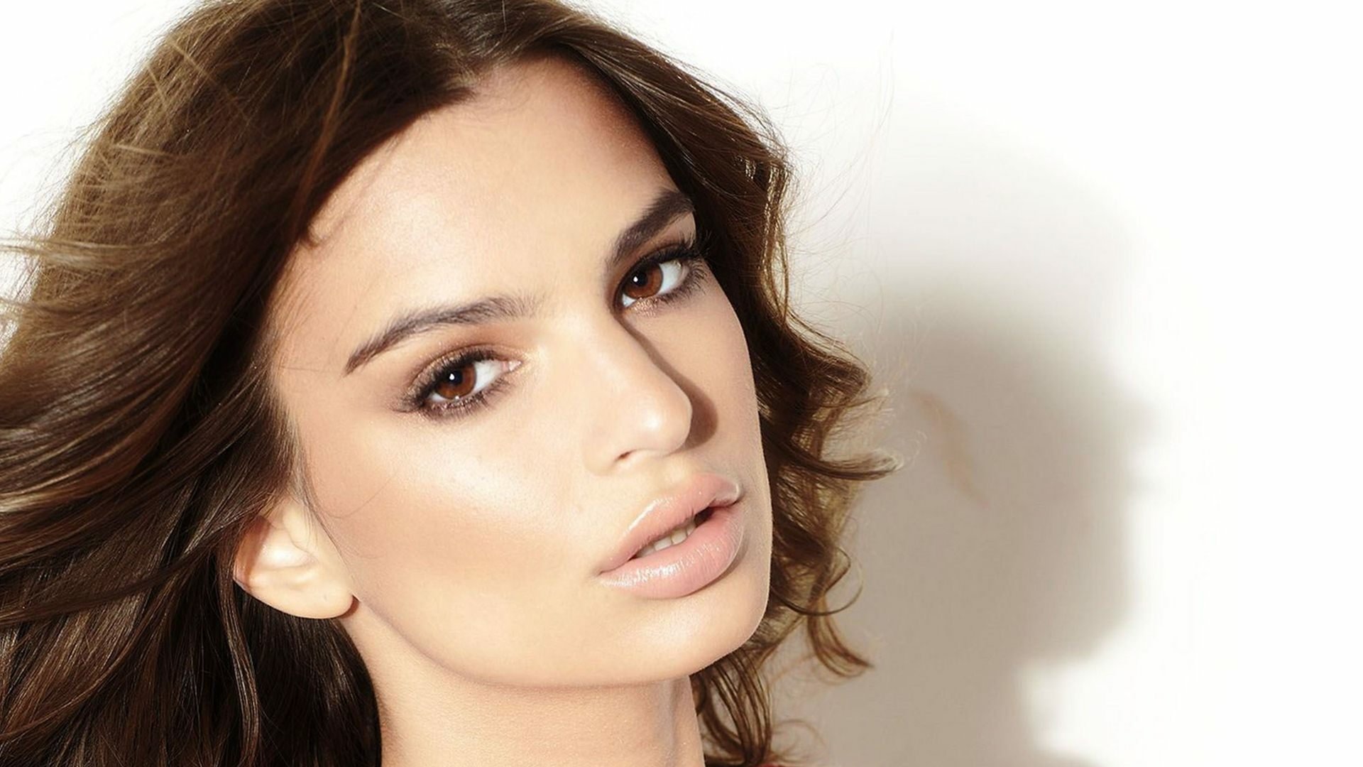 Download Celebrity Emily Ratajkowski HD Wallpaper