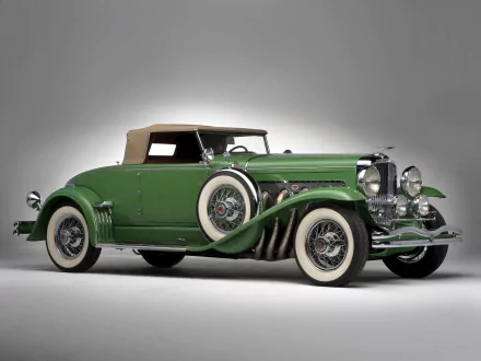 A green Duesenberg Model J classic vehicle showcased against a neutral background, presented as an HD PC desktop wallpaper and background.