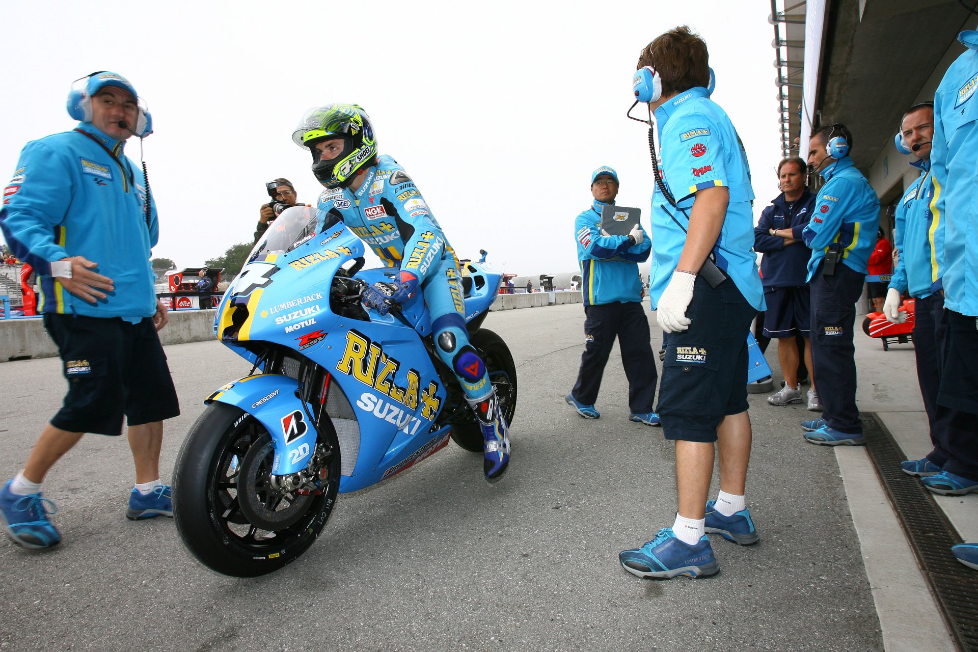 Download Vehicle Suzuki HD Wallpaper