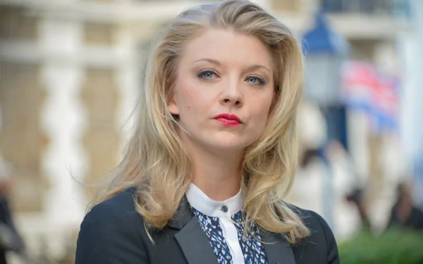 4K Ultra HD PC wallpaper: portrait of a blonde woman in a blazer and patterned blouse, red lipstick, and a softly blurred city street background.