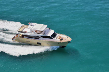 4K Ultra HD PC desktop wallpaper and background: motor yacht speeding across turquoise sea, aerial view.