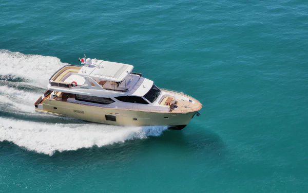 4K Ultra HD PC desktop wallpaper and background: motor yacht speeding across turquoise sea, aerial view.