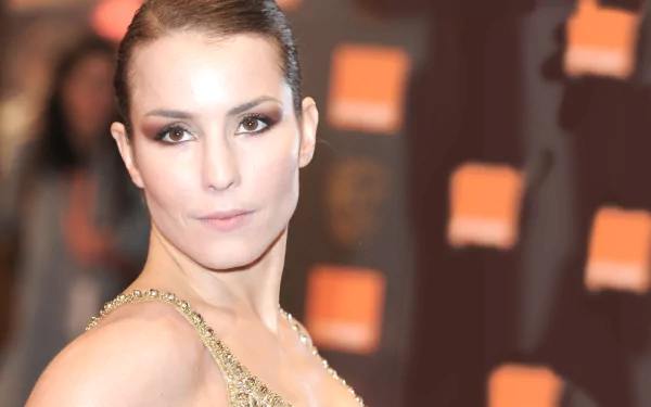 Glamorous close-up of a female celebrity on a red-carpet backdrop, wearing an embellished gown and elegant updo — 2K Quad HD PC desktop wallpaper/background.