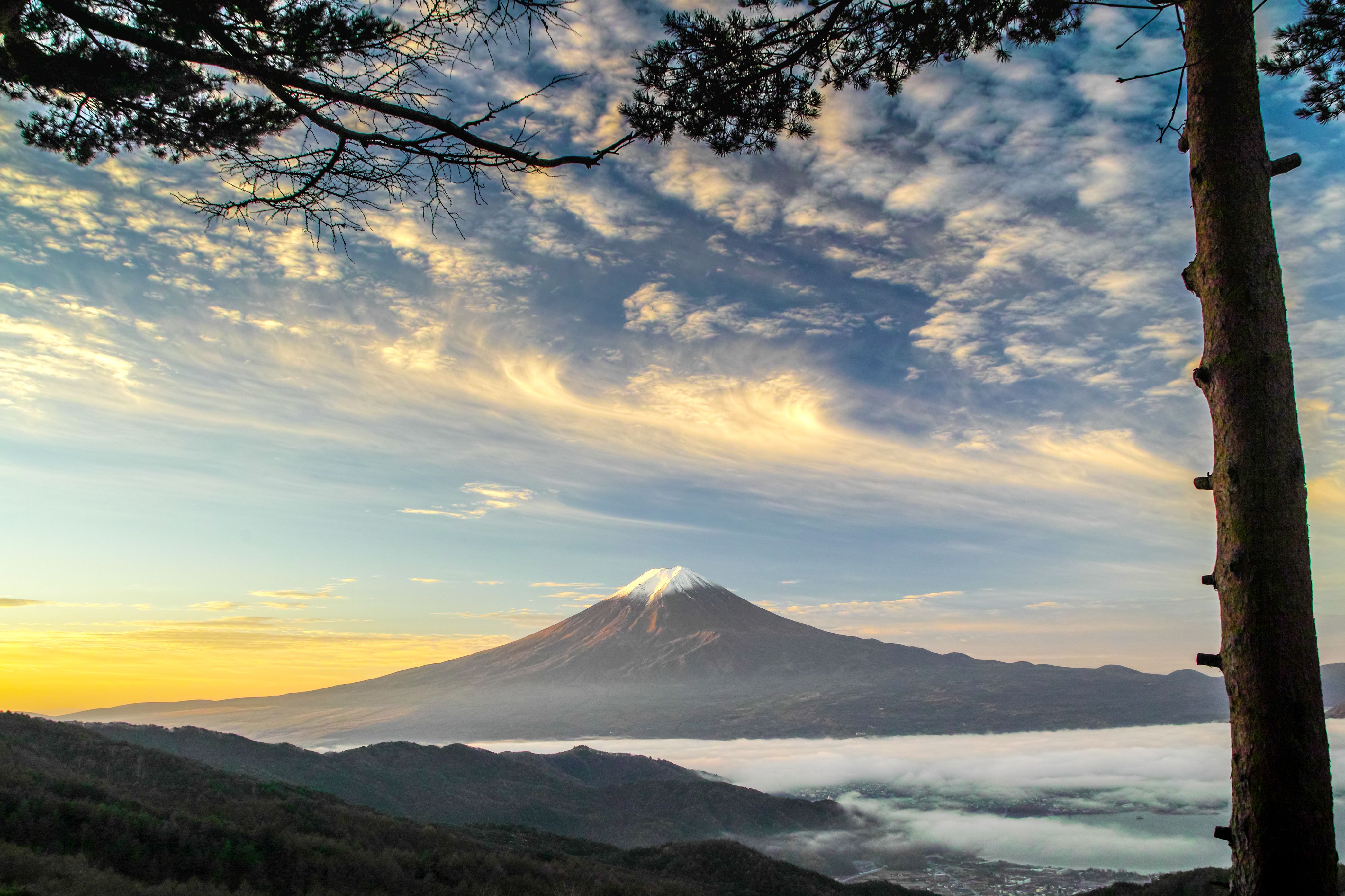 Mount Fuji Sunrise 4K Ultra HD Cloudscape Over Japan s Iconic Volcano