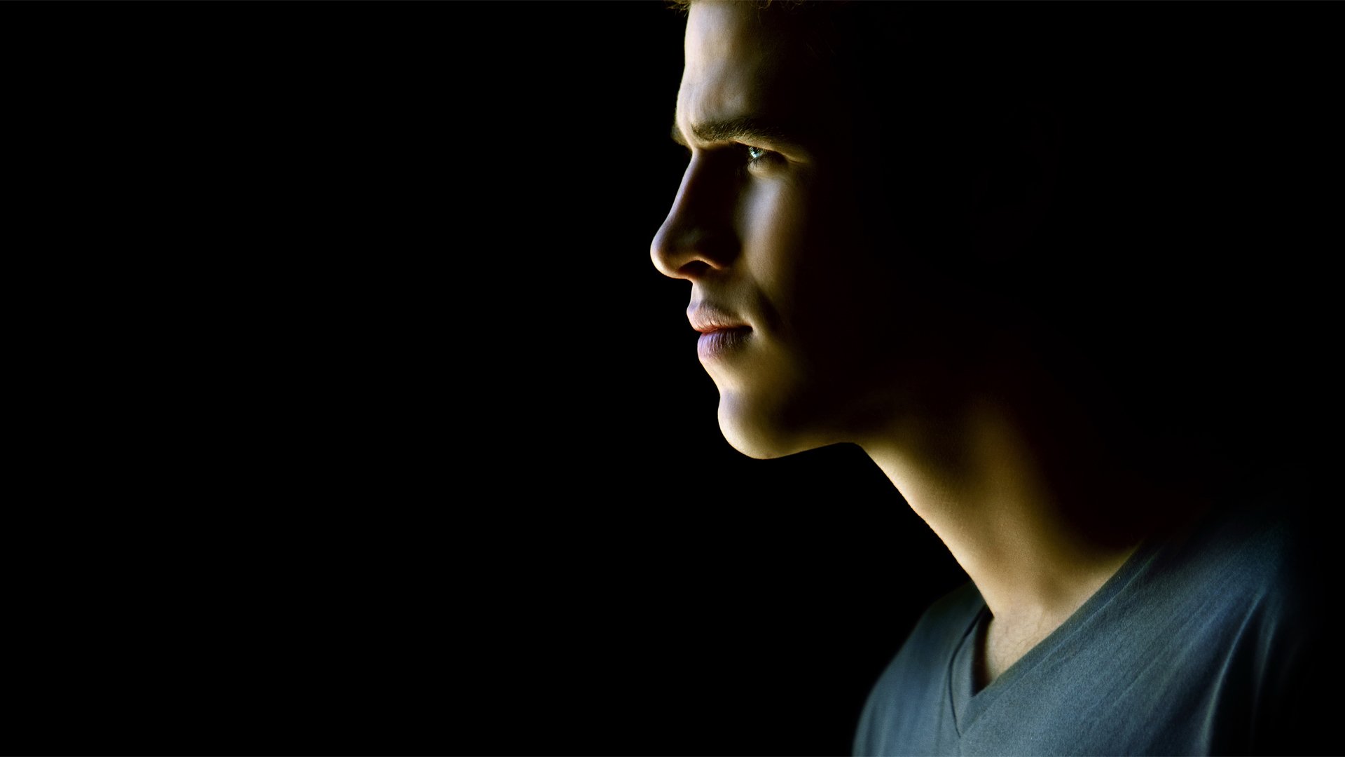 Download Liam Hemsworth Gale Hawthorne Movie The Hunger Games HD Wallpaper