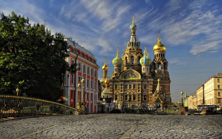 HD desktop wallpaper showcasing the Church of the Savior on Blood in Moscow, Russia, featuring its vibrant architecture and golden domes under a bright sky.
