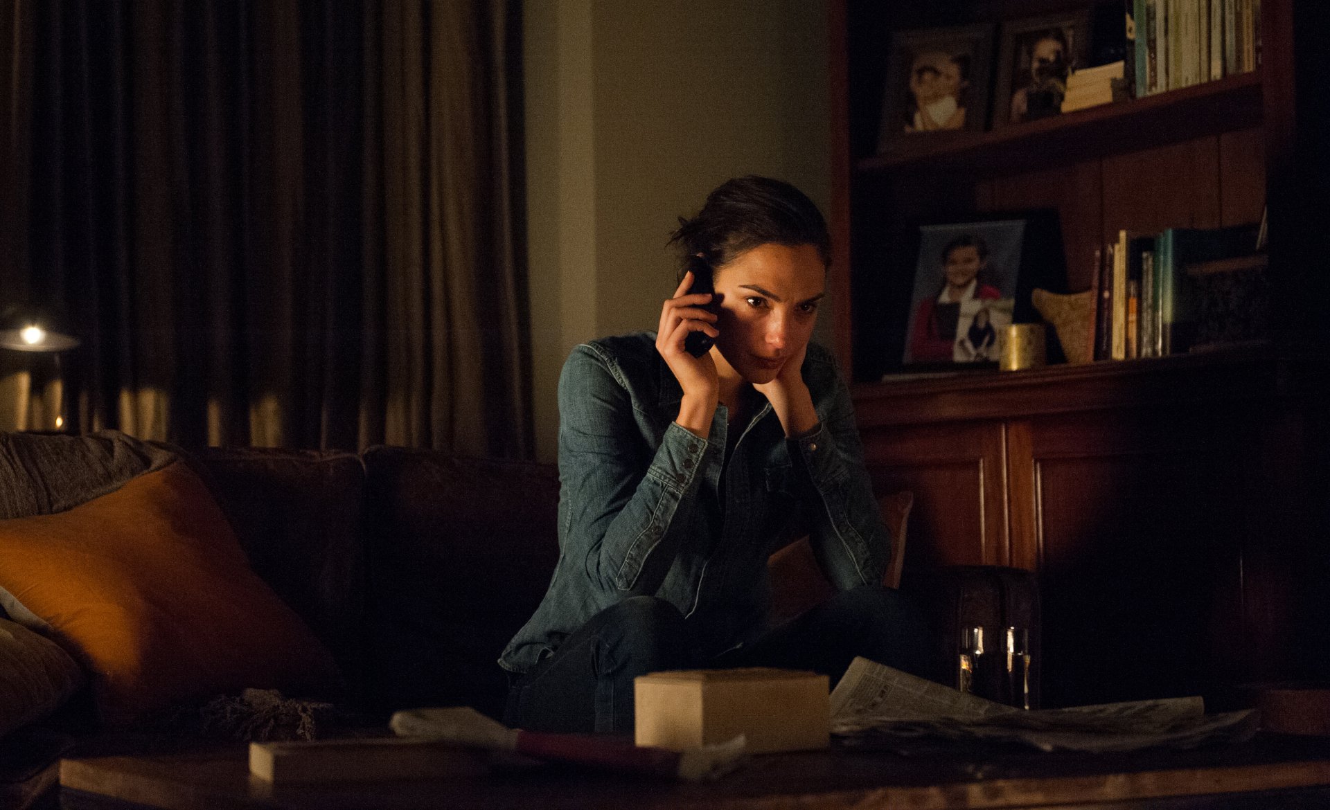 Gal Gadot as Jill Pope in a dimly lit scene from the 2016 movie Criminal, captured in a 4K Ultra HD PC desktop wallpaper.