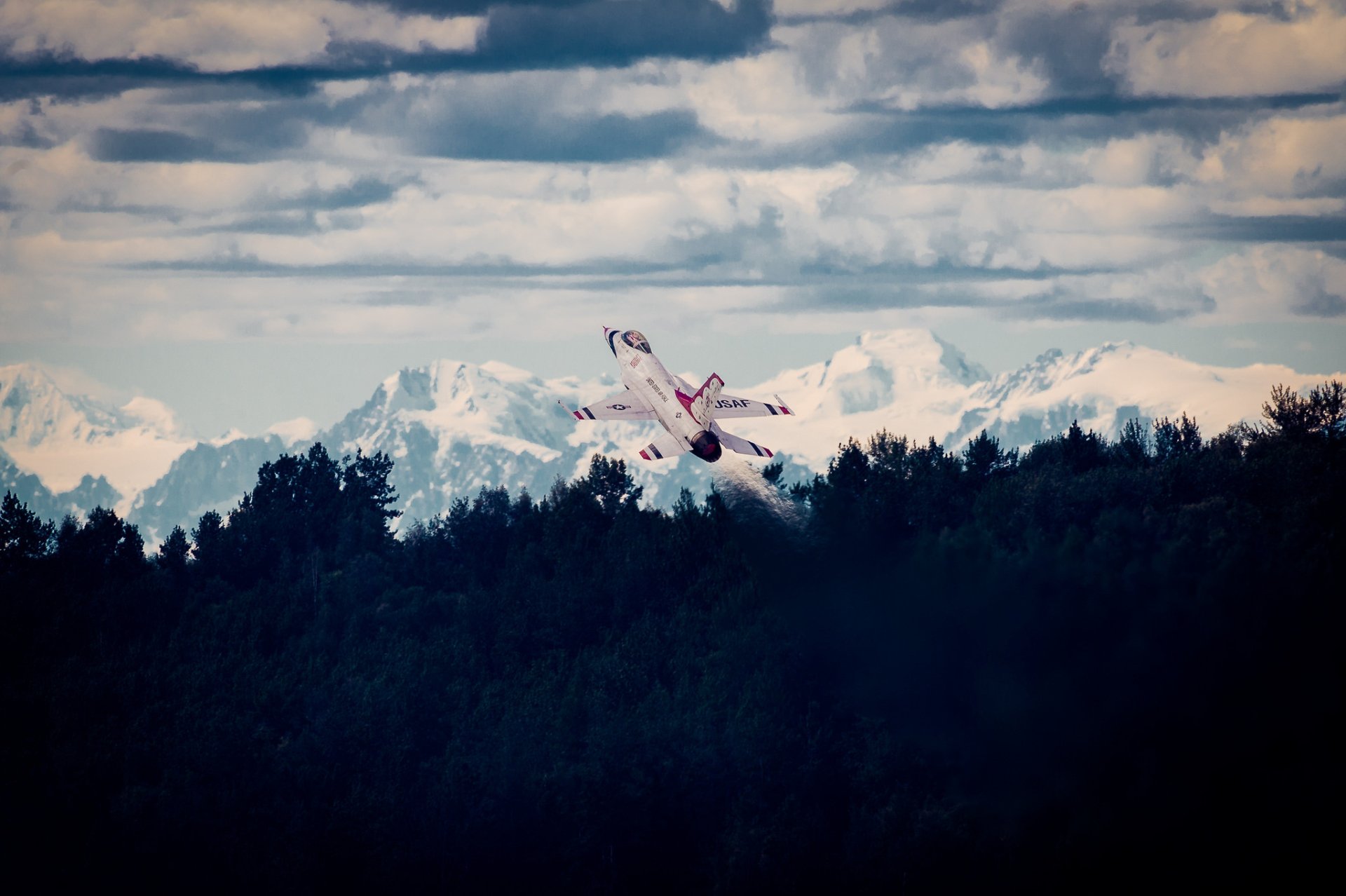 Thunderbirds F-16 Falcon Soars Over Majestic Mountains – HD Military Jet  Wallpaper, image size:1920x1278