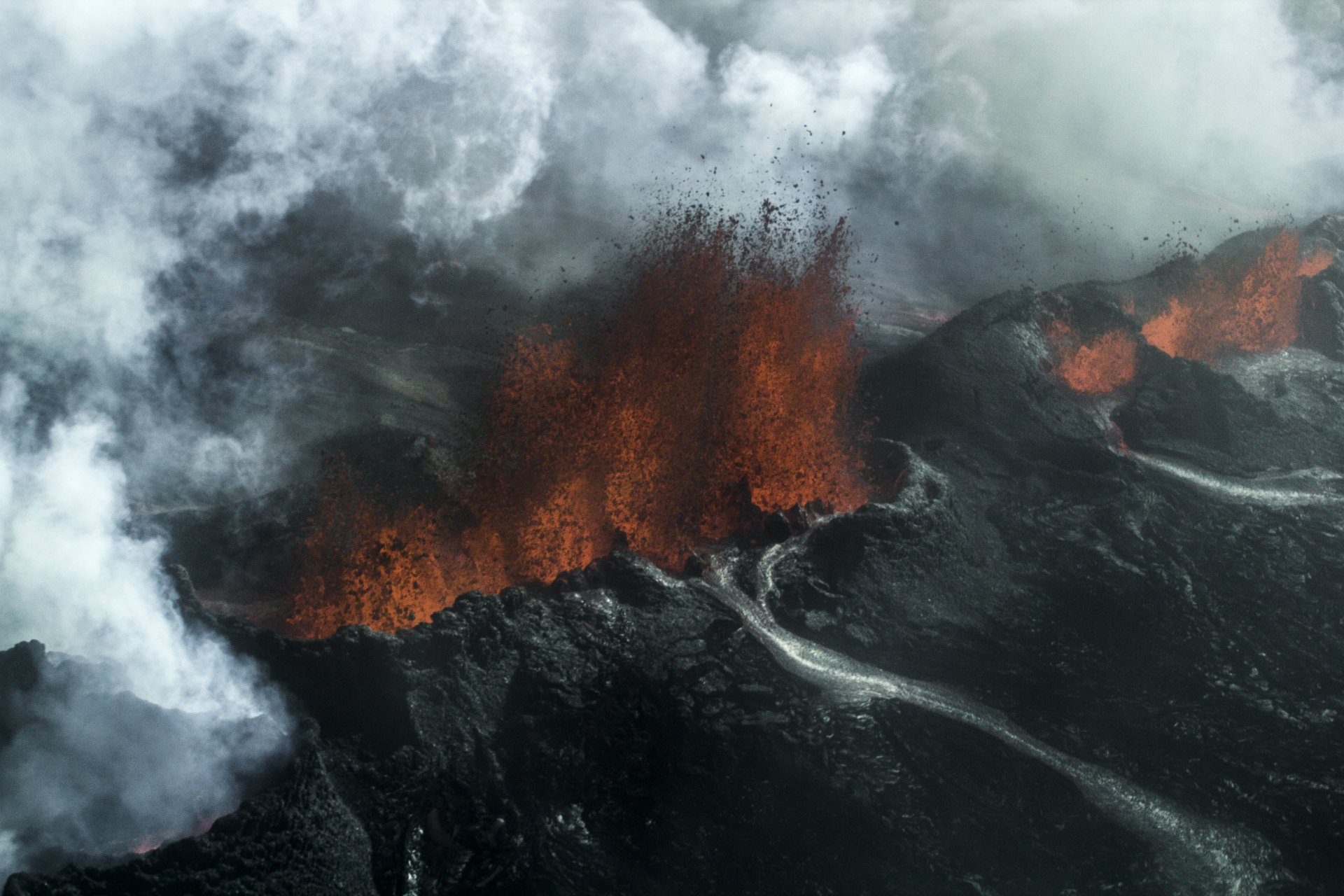 Bárðarbunga volcano eruption in Iceland with glowing lava and thick smoke captured in 4K Ultra HD.