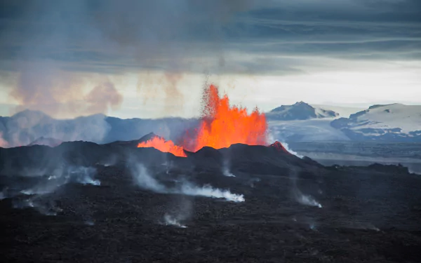 5K Ultra HD PC desktop wallpaper and background: Bárðarbunga eruption in Iceland — glowing lava fountains and smoke over a dark volcanic field with distant ice-covered peaks.