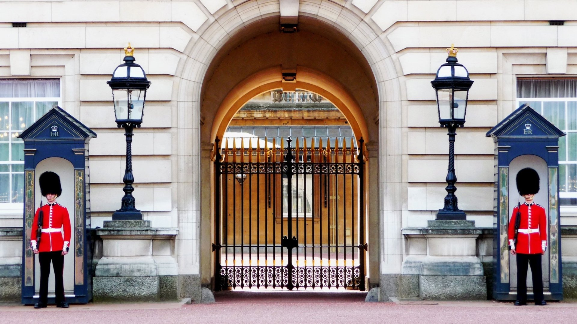 Foot Guards With Bearskin Hats Outside Buckingham Palace Hd Wallpaper Background Image 00x1125 Id 6954 Wallpaper Abyss