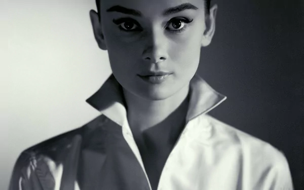 Black-and-white 2K Quad HD desktop wallpaper: close-up portrait of an American actress, elegant face, turned-up collar and soft high-contrast lighting.