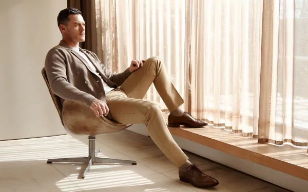English Celebrity Luke Evans HD Desktop Wallpaper | Background Image