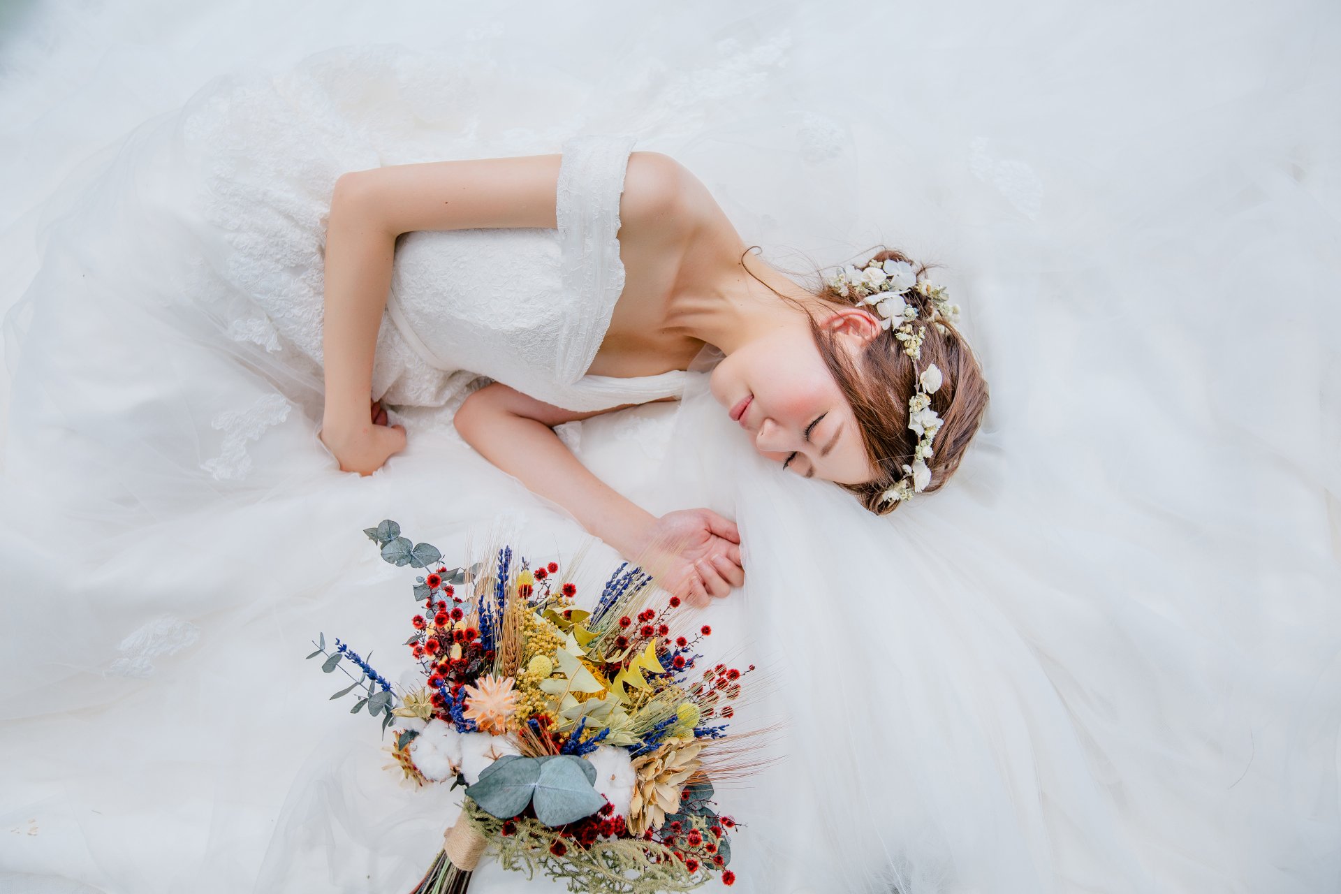 Sleeping brunette bride in a white wedding dress with floral crown and bouquet — 5K Ultra HD PC desktop wallpaper.