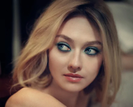 A close-up of an American actress with blonde hair and striking blue eyes, featuring a soft makeup look. This HD image serves as a stunning desktop wallpaper.