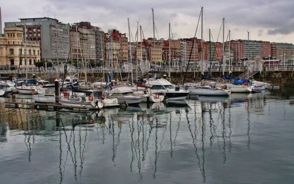 4K Ultra HD PC desktop wallpaper and background: man-made harbor with moored sailboats and reflected masts in calm water before multistory waterfront buildings.