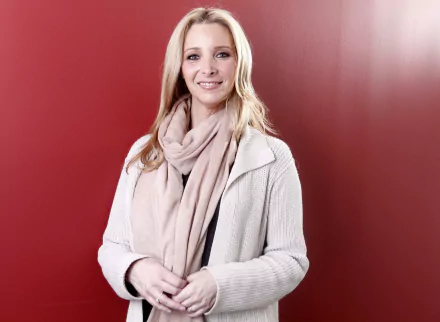 scarf smile blonde American actress Celebrity Lisa Kudrow HD Desktop Wallpaper | Background Image