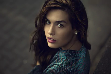 Close-up 4K Ultra HD desktop wallpaper of a brunette woman with brown eyes wearing lipstick, gazing thoughtfully with soft lighting on her face.