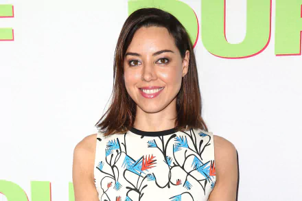 smile brown eyes brunette American actress Celebrity Aubrey Plaza HD Desktop Wallpaper | Background Image