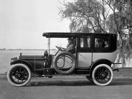 Black and white image of a vintage 1912 Packard Model 30 Limousine with passengers, shown as an HD PC desktop wallpaper and background.