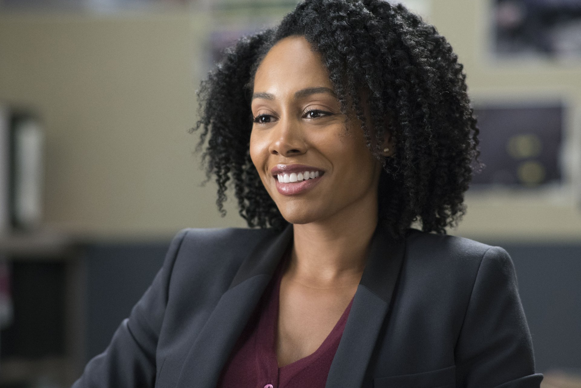Portrait of a smiling woman from the TV show Luke Cage, featured as a 4K Ultra HD PC desktop wallpaper and background.