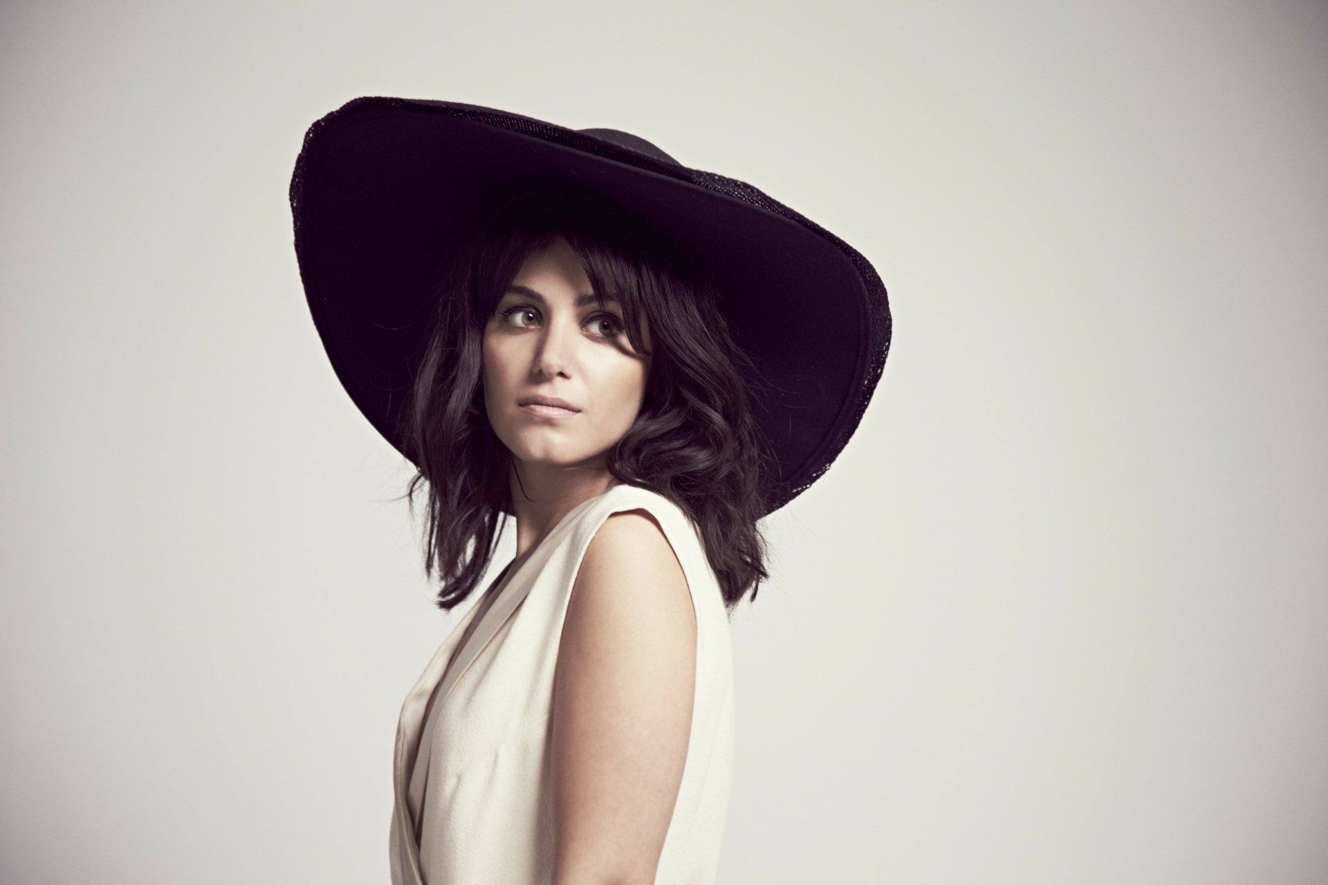 Download Brunette Hat English Singer Music Katie Melua 4k Ultra HD Wallpaper