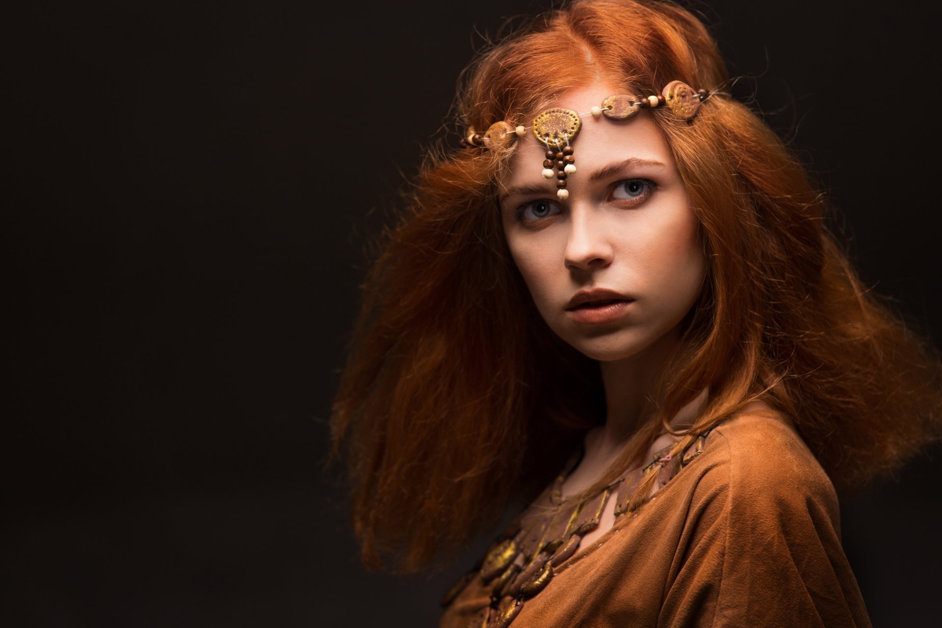4K Ultra HD desktop wallpaper: redhead model with blue eyes wearing an ornate necklace against a dark, moody background.