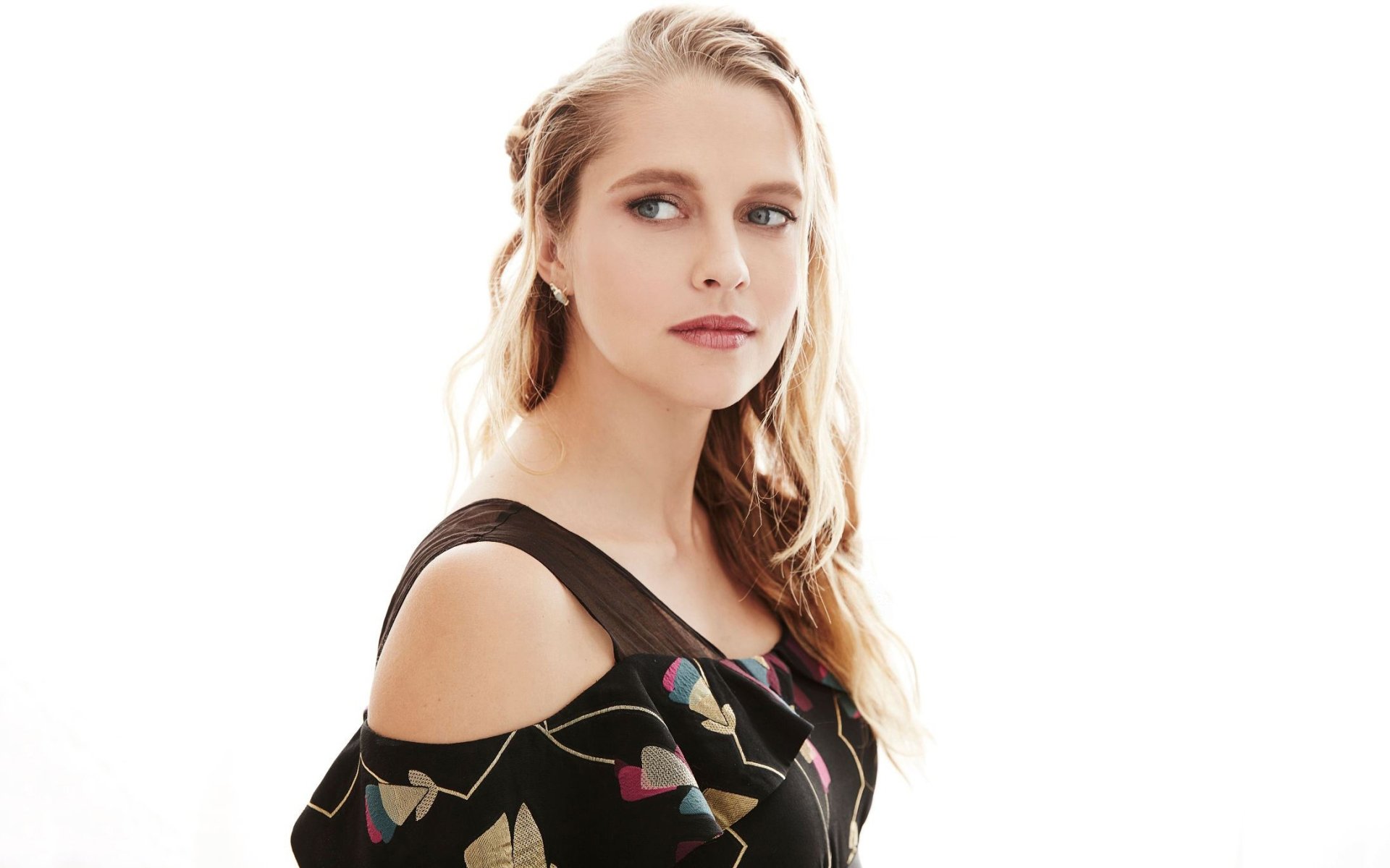 Portrait of Australian actress Teresa Palmer with blonde hair and blue eyes against a white background, featured as an HD desktop wallpaper.