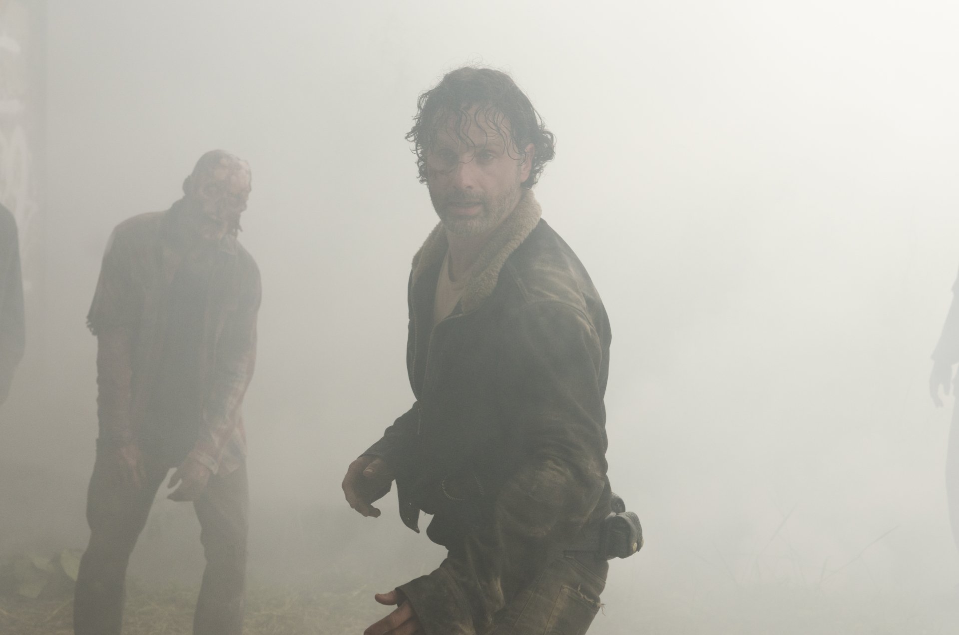 Rick Grimes, portrayed by Andrew Lincoln, stands in a foggy scene from the TV show The Walking Dead, showcasing a tense moment in this 4K Ultra HD wallpaper.